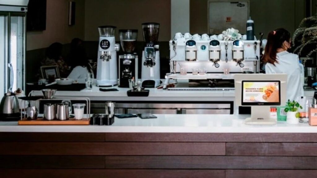 TPV hostelería en barra de cafetería con sistema de cobro para bares y restaurantes en España
