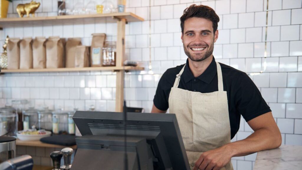 camarero utilizando software TPV para hostelería en un restaurante en Madrid